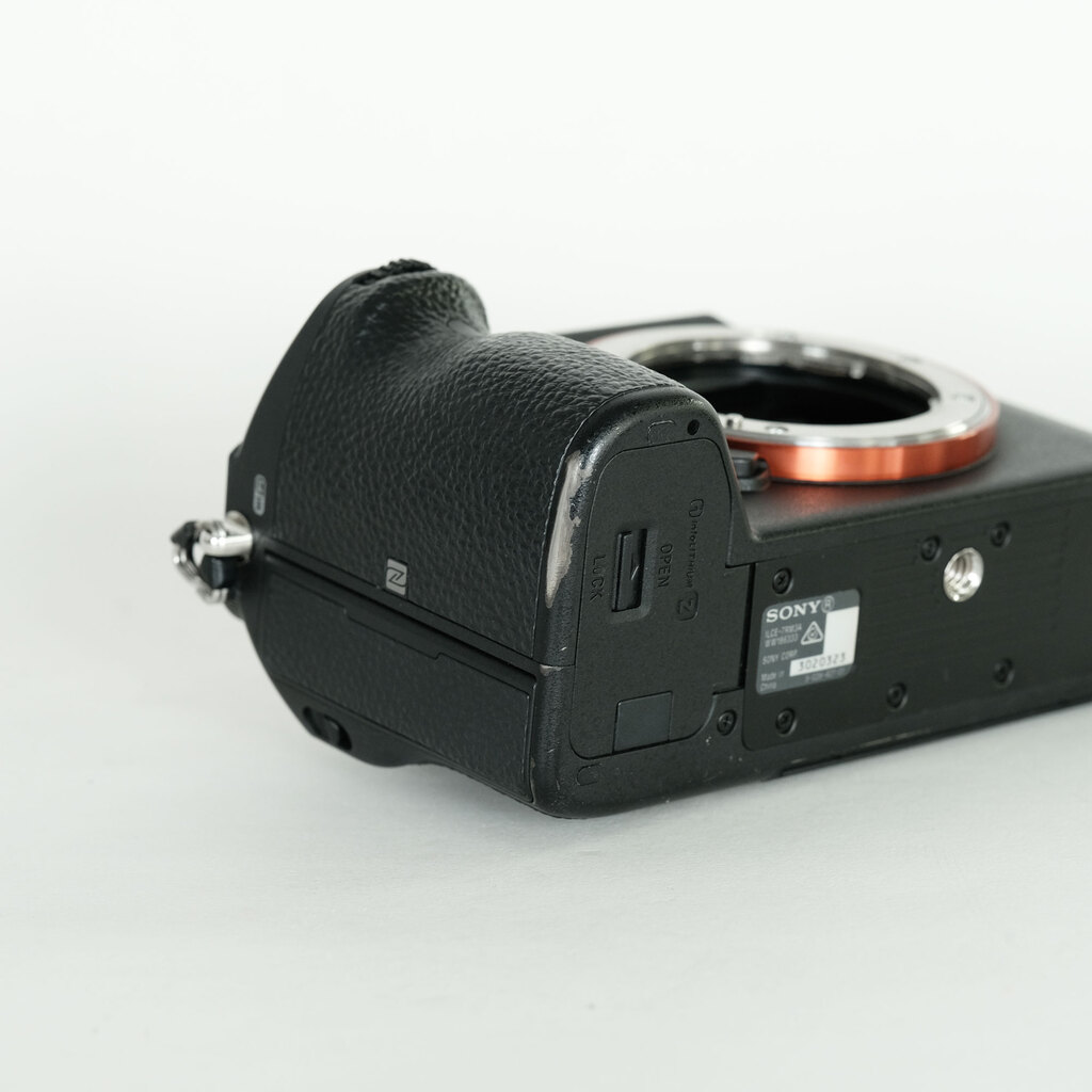SONY α7RIII ボディ ILCE-7RM3A   【後期モデル 液晶下部にSONYロゴなし】