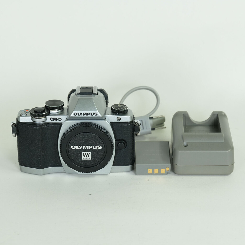OLYMPUS OM-D E-M10 ボディ シルバー