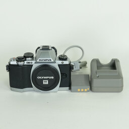 OLYMPUS OM-D E-M10 ボディ シルバー