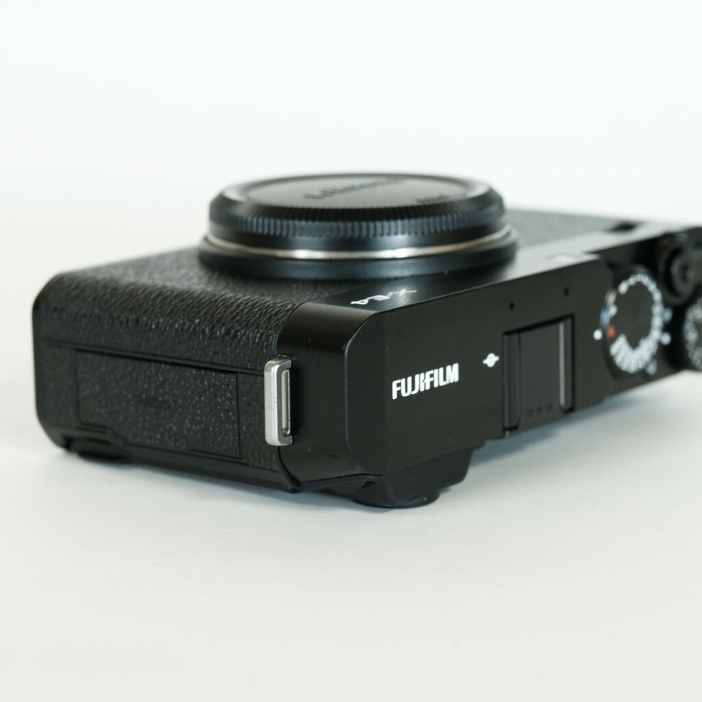 FUJIFILM X-E4