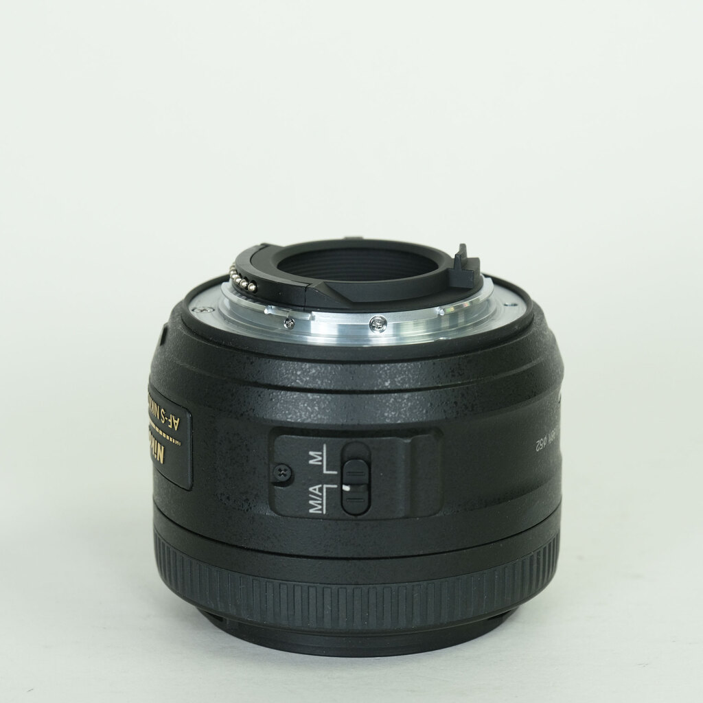 Nikon AF-S DX NIKKOR 35mm f/1.8G Nikon AF-S DX NIKKOR 35mm f/1.8G