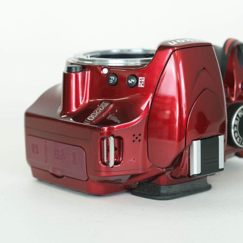 Nikon D3200ボディ レッド
