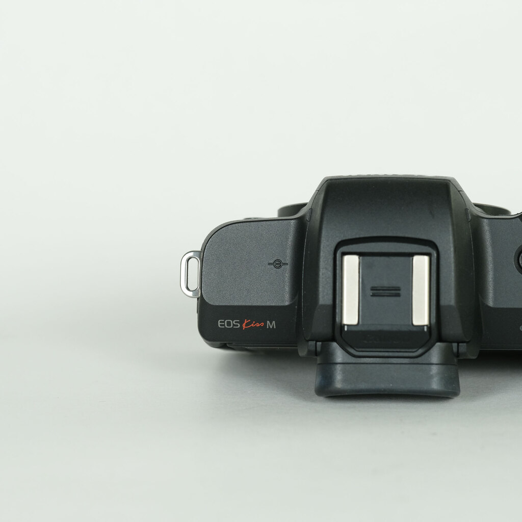 Canon EOS Kiss M Canon EOS Kiss M