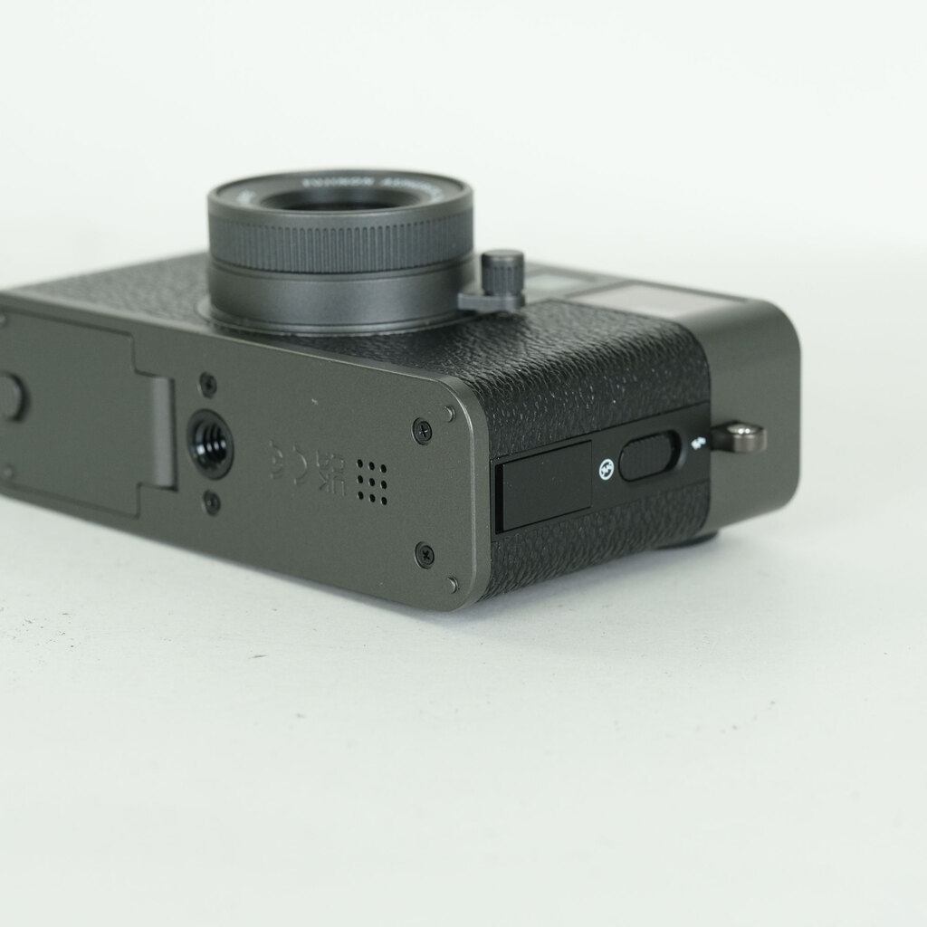 FUJIFILM X half X-HF1