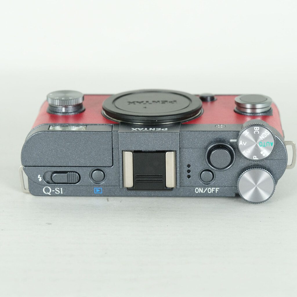 PENTAX Q-S1 ボディ ガンメタル×カーマインレッドの出品 | ONE SCENE