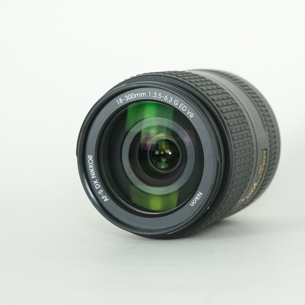 Nikon AF-S DX NIKKOR 18-300mm f/3.5-6.3G ED VR Nikon AF-S DX NIKKOR 18-300mm f/3.5-6.3G ED VR