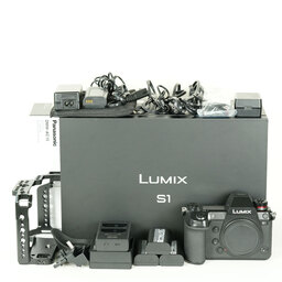 Panasonic LUMIX DC-S1 Panasonic LUMIX DC-S1