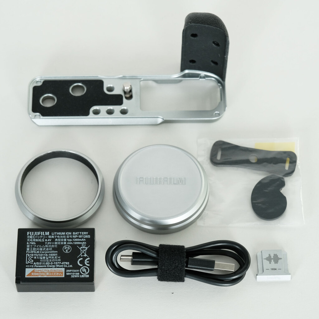 FUJIFILM X100V シルバーの出品 | ONE SCENE（ワンシーン）