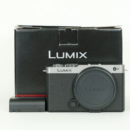 Panasonic LUMIX DC-S9 Panasonic LUMIX DC-S9