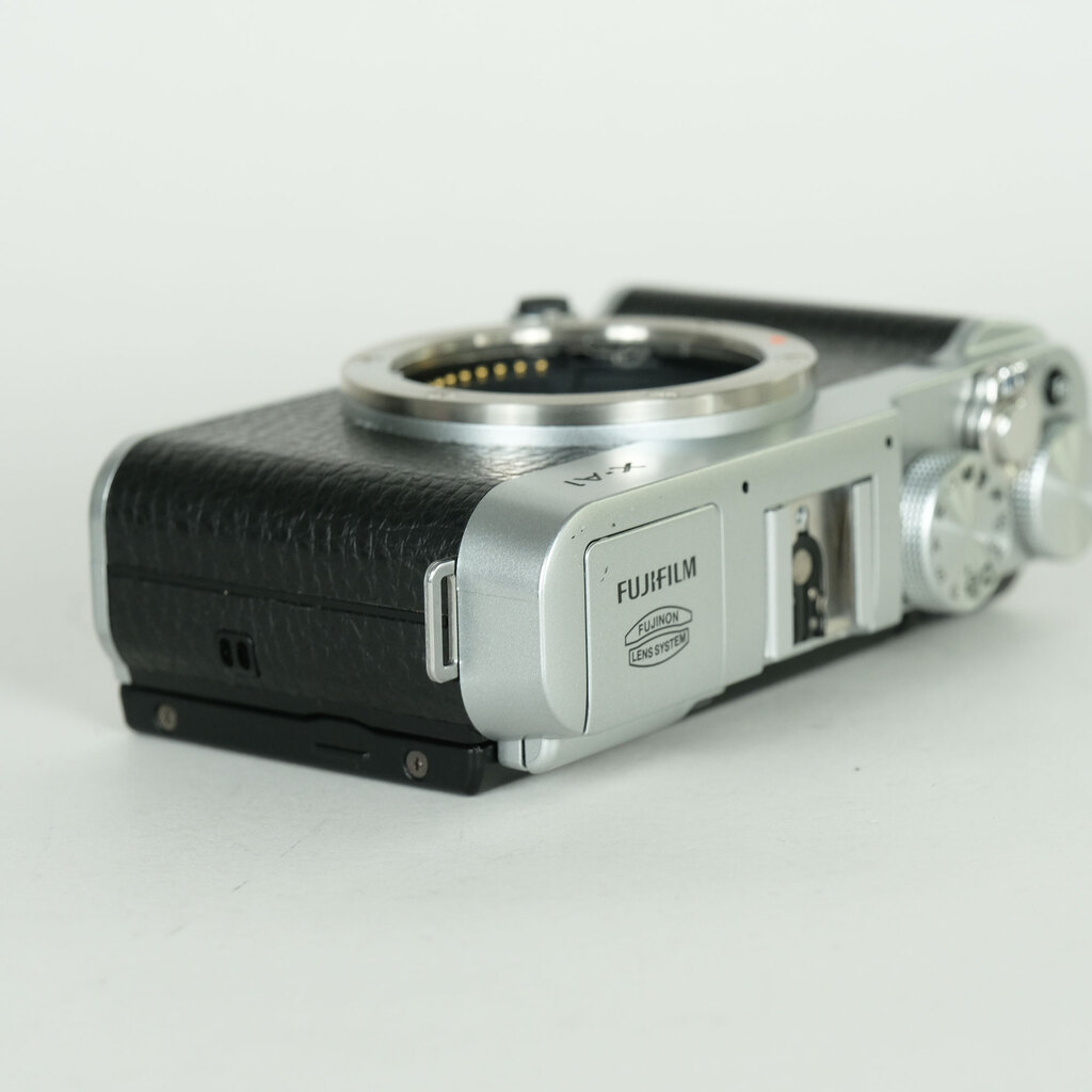 FUJIFILM X-A1 ボディ シルバー
