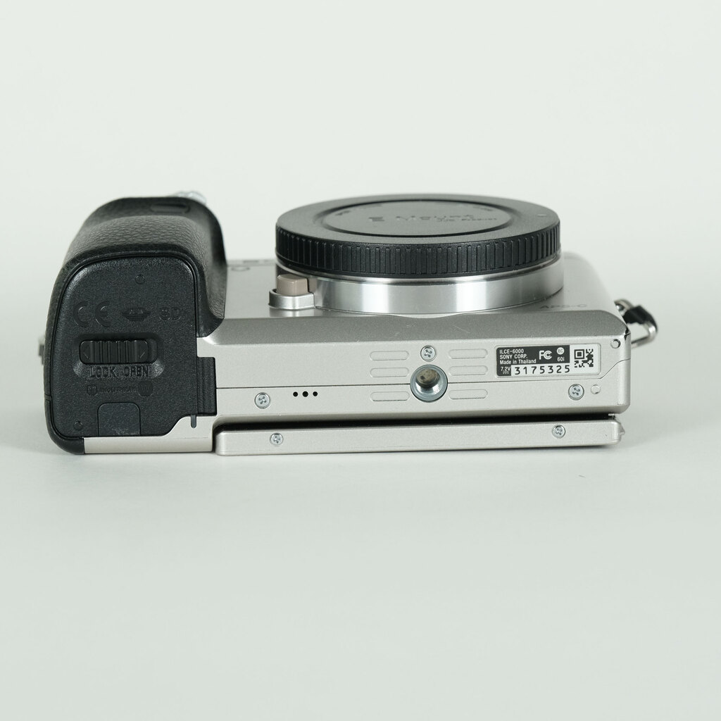 SONY α6000（ILCE-6000）の出品 | ONE SCENE（ワンシーン）