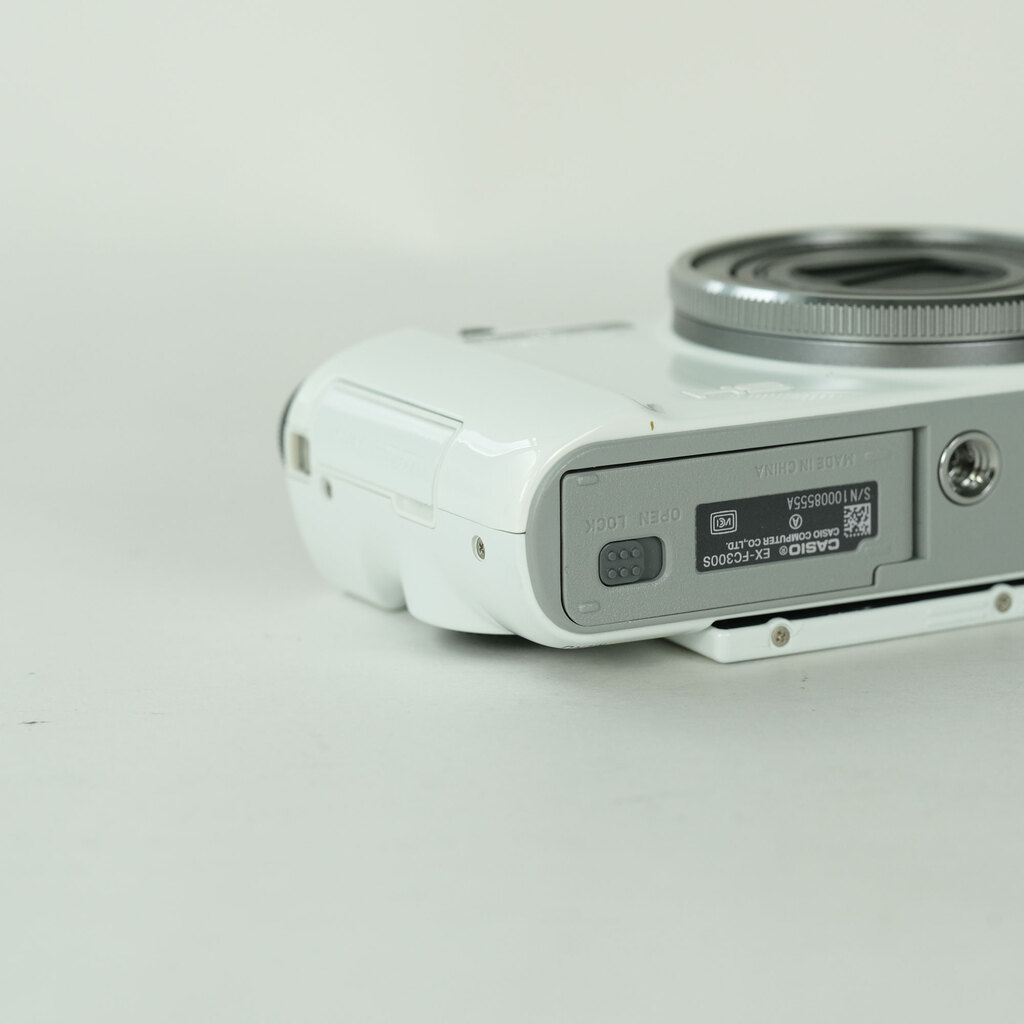 CASIO EXILIM EX-FC300SWE ホワイトの出品 | ONE SCENE（ワンシーン）