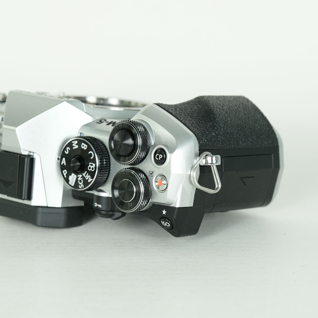 OM SYSTEM OM-5 Mark II ボディ シルバーの出品 | ONE SCENE（ワンシーン）