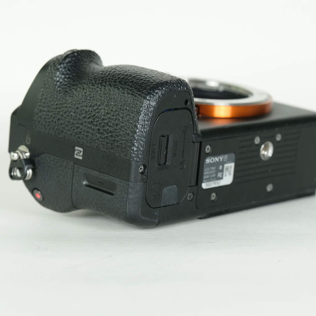 SONY α7R II（ILCE-7RM2）の出品 | ONE SCENE（ワンシーン）