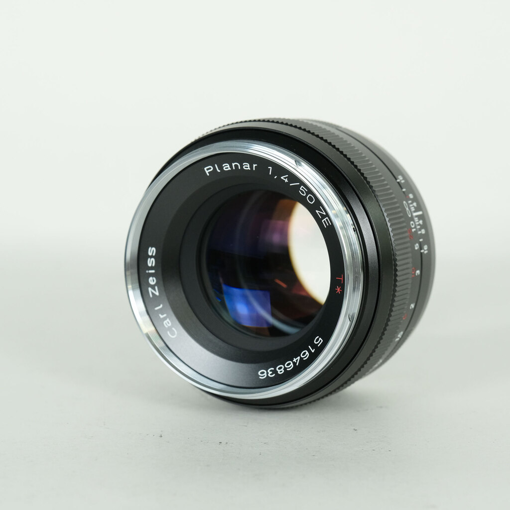 Carl Zeiss Planar T* 50mm F1.4 ZE キヤノンEF Carl Zeiss Planar T* 50mm F1.4 ZE [キヤノンEF用]の出品 | ONE SCENE