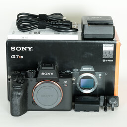 SONY α7RIV ボディ ILCE-7RM4A   【後期モデル 液晶下部にSONYロゴなし】