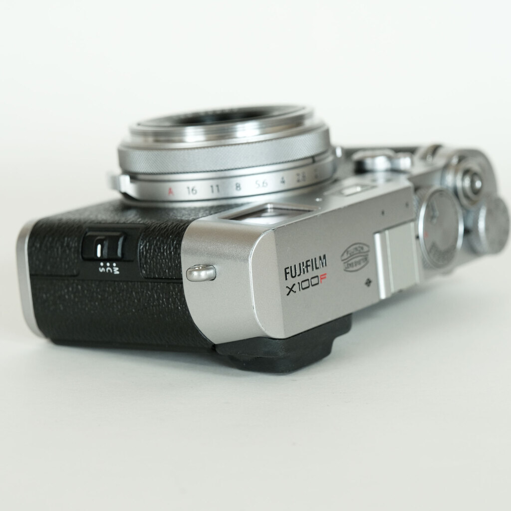 Fujifilm X100F シルバー 純正ワイコン付 他おまけ多数 FUJIFILM X100F シルバーの出品 | ONE SCENE（ワンシーン）