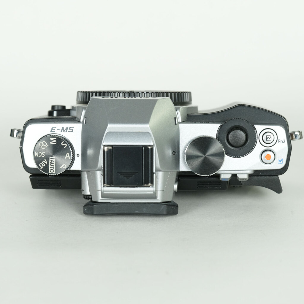 OLYMPUS OM-D E-M5 ボディ シルバー OLYMPUS OM-D E-M5 ボディ シルバー
