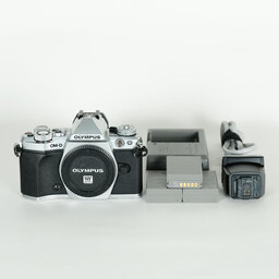 OLYMPUS OM-D E-M5 Mark II