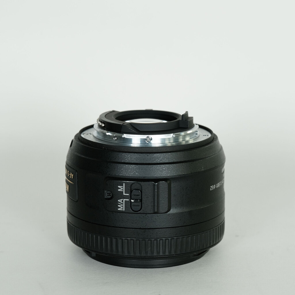 Nikon AF-S DX NIKKOR 35mm f/1.8G Nikon AF-S DX NIKKOR 35mm f/1.8G