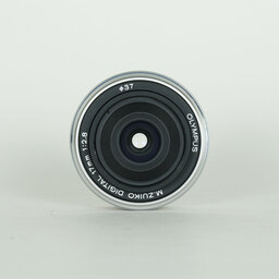 OLYMPUS M.ZUIKO DIGITAL 17mm F2.8 シルバー OLYMPUS M.ZUIKO DIGITAL 17mm F2.8 シルバー