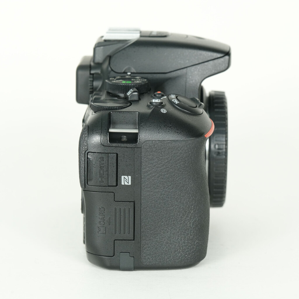 Nikon D5600 [�{�f�B]