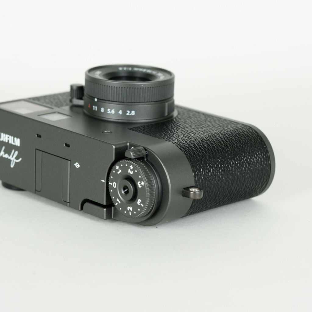 FUJIFILM X half X-HF1