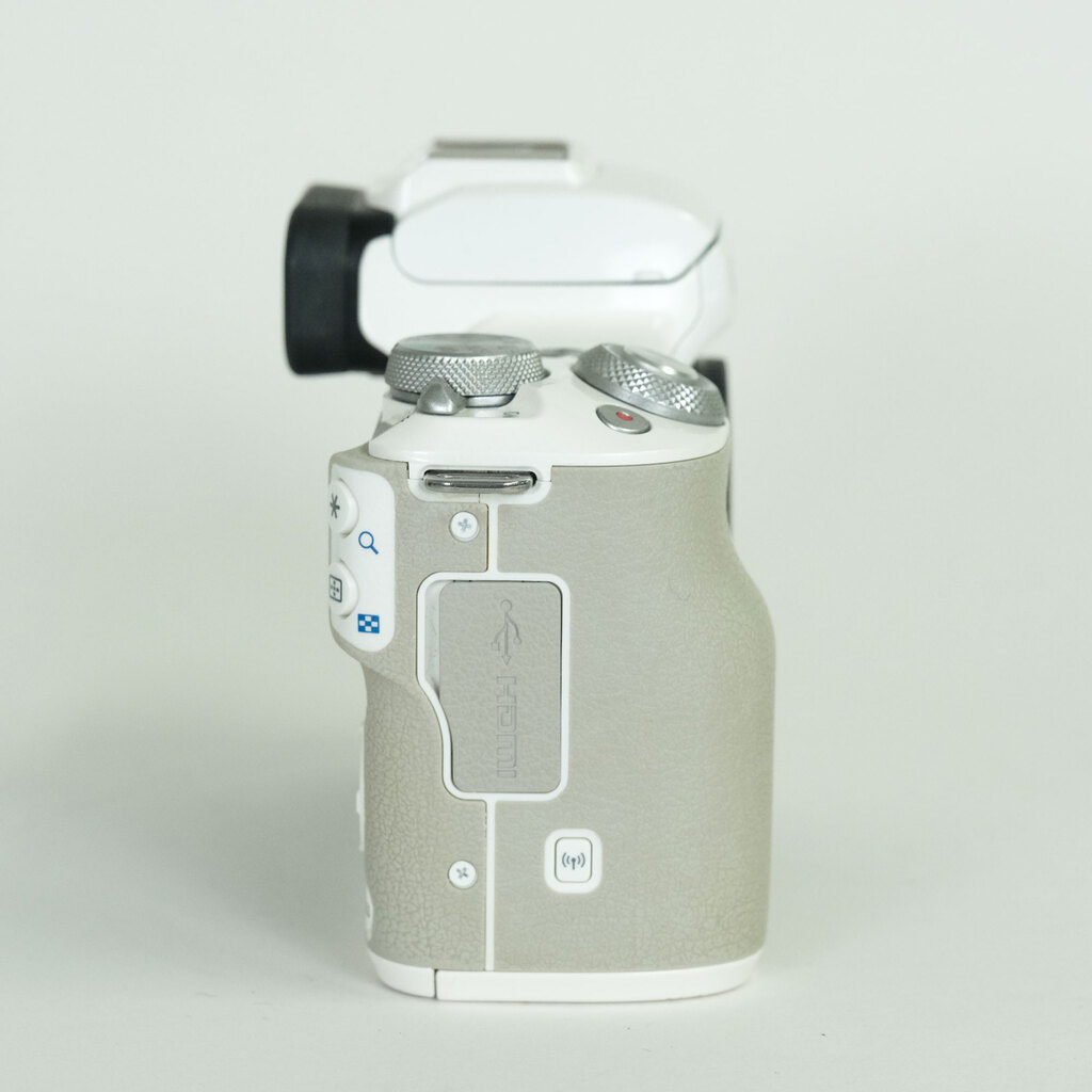 Canon EOS Kiss M Canon EOS Kiss M