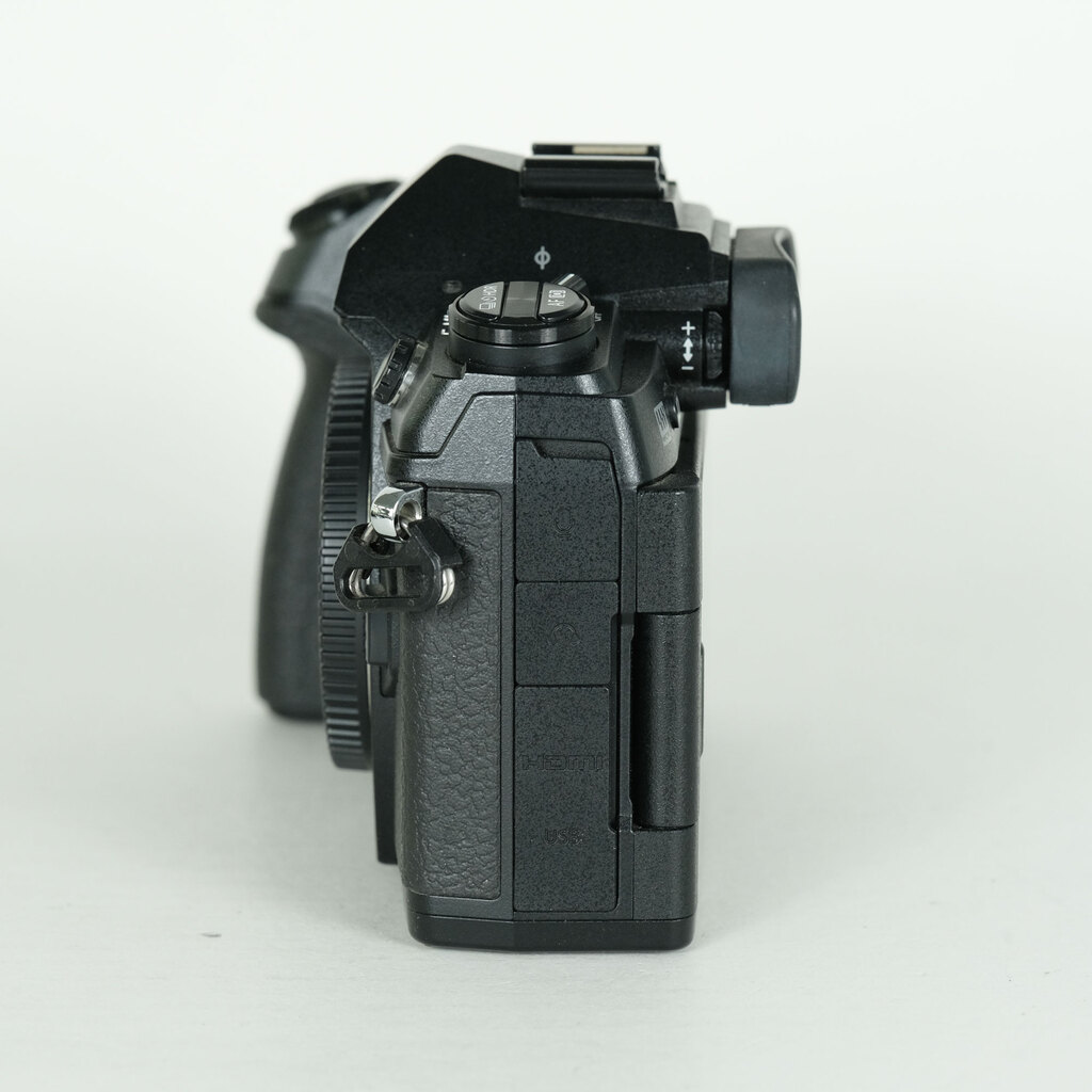 OLYMPUS OM-D E-M1 Mark II [�{�f�B]