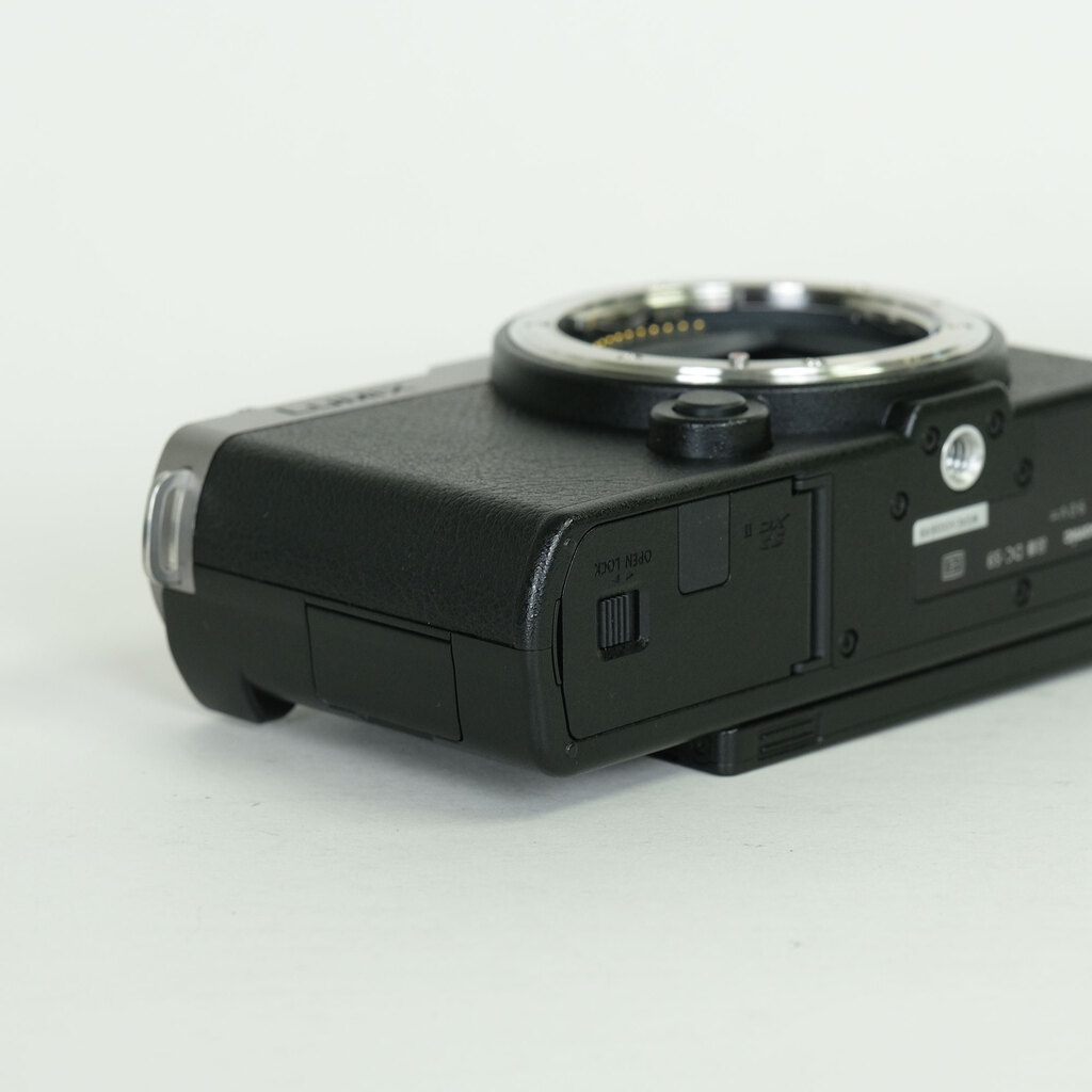Panasonic LUMIX DC-S9 Panasonic LUMIX DC-S9