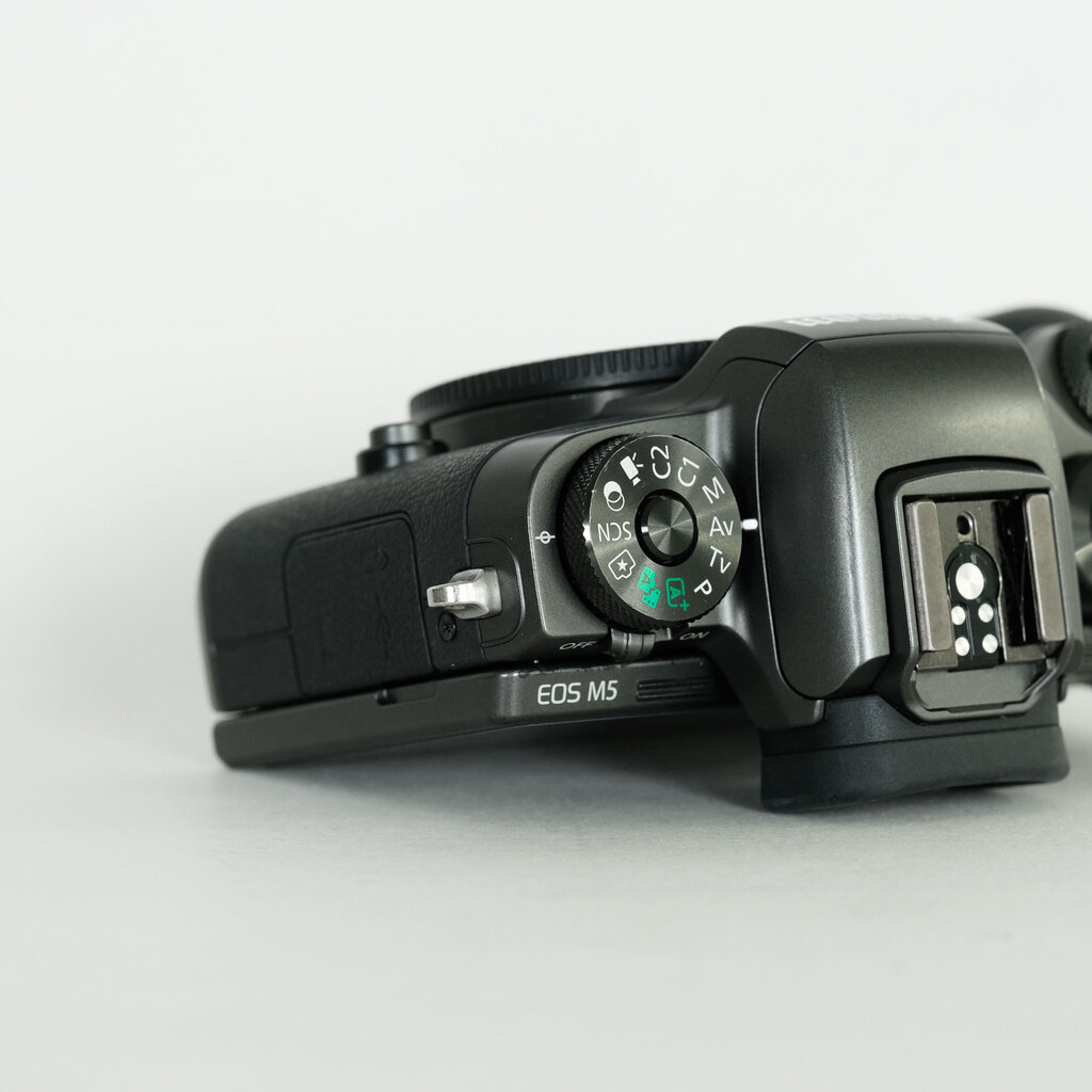 Canon EOS M5