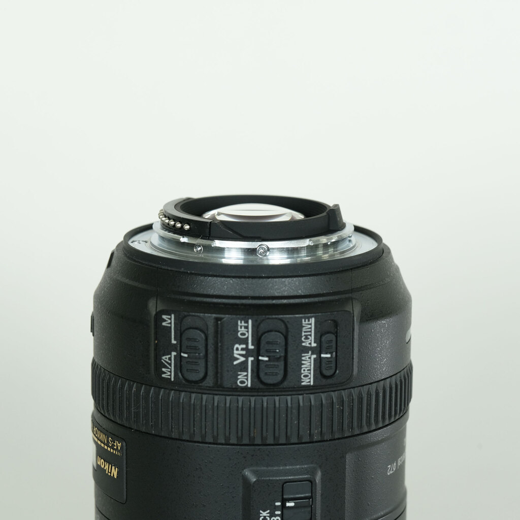 Nikon AF-S DX NIKKOR 18-200mm F3.5-5.6G ED VR II Nikon AF-S DX NIKKOR 18-200mm F3.5-5.6G ED VR II