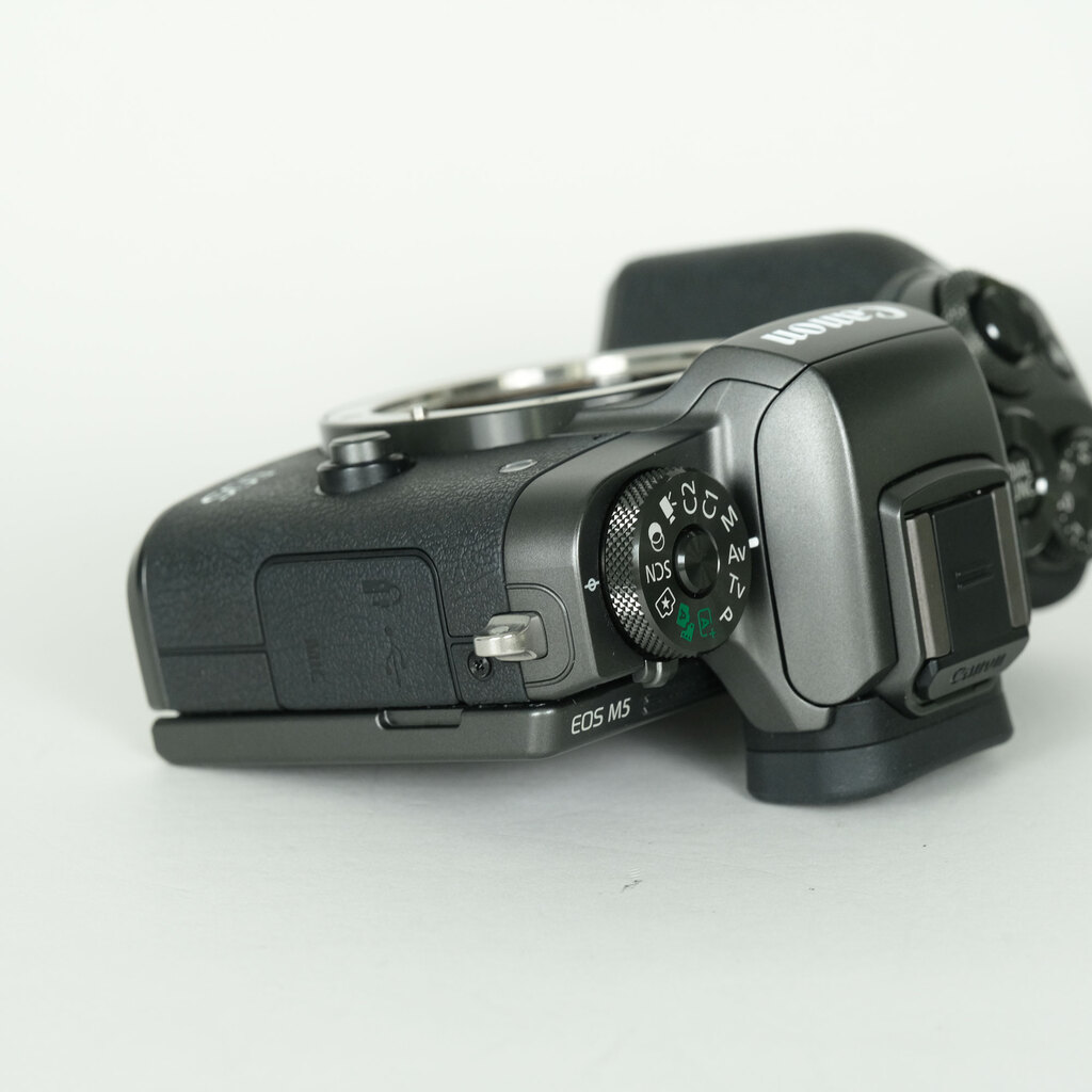 Canon EOS M5