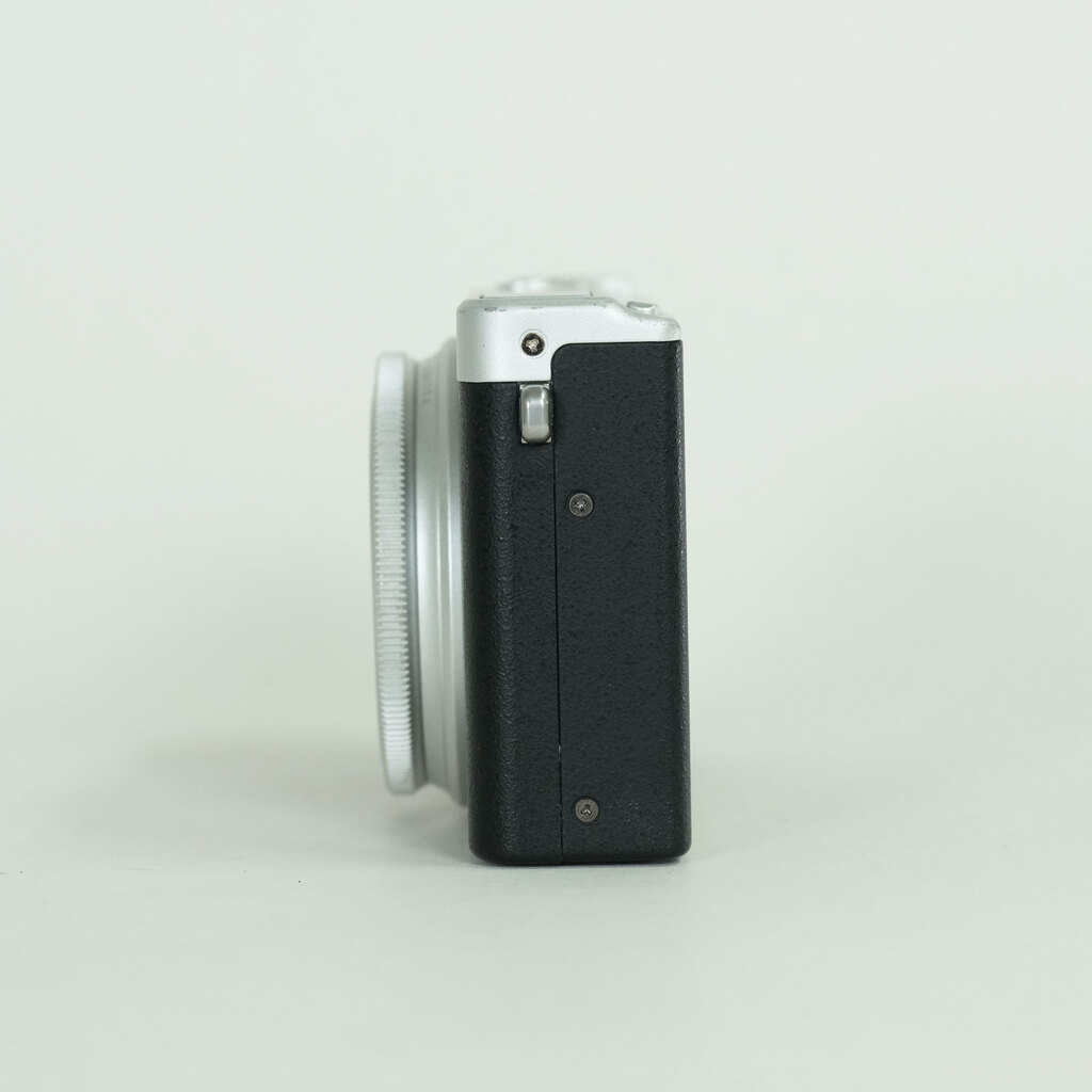 FUJIFILM XQ2 �V���o�[