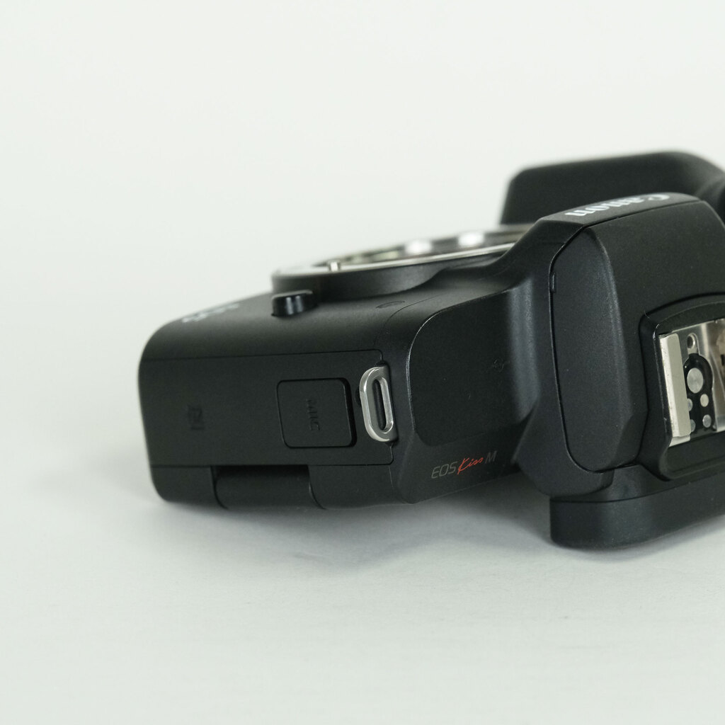 Canon EOS Kiss M Canon EOS Kiss M