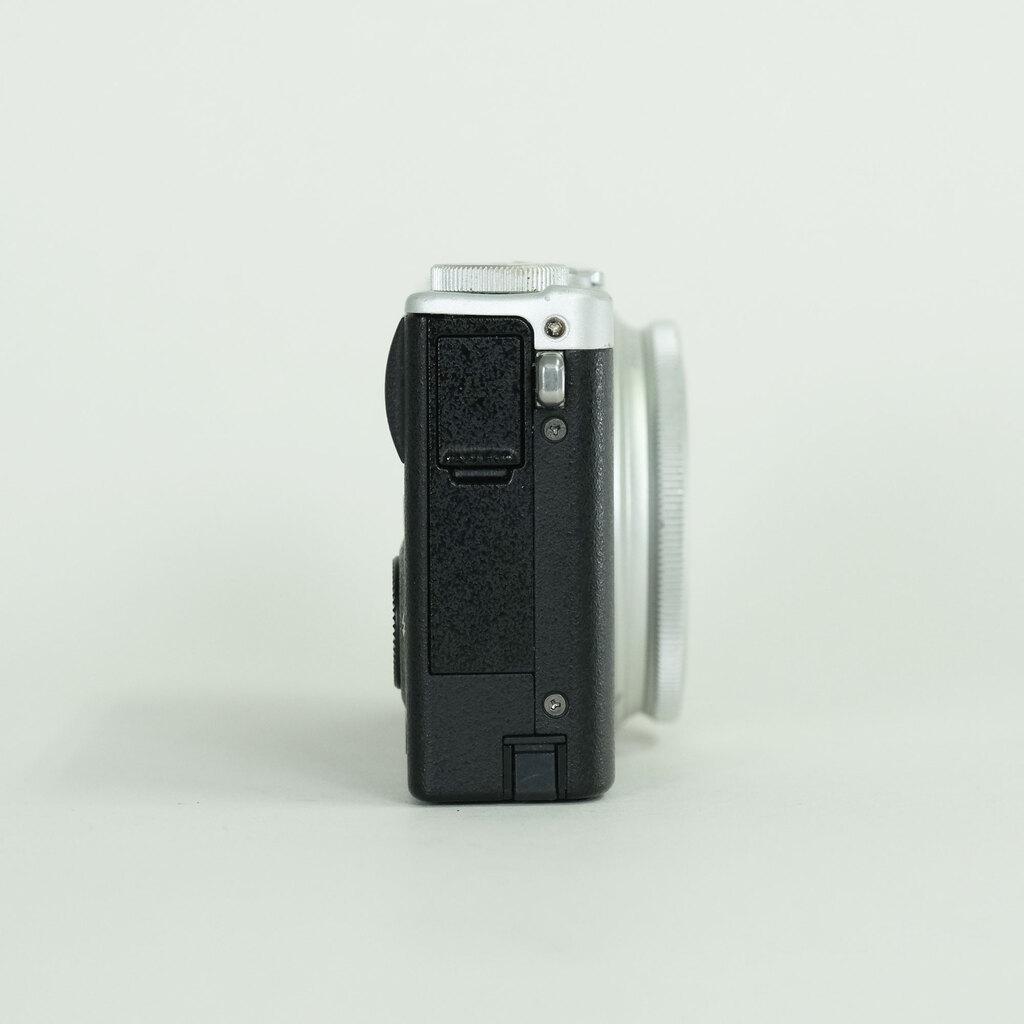 FUJIFILM XQ2 �V���o�[