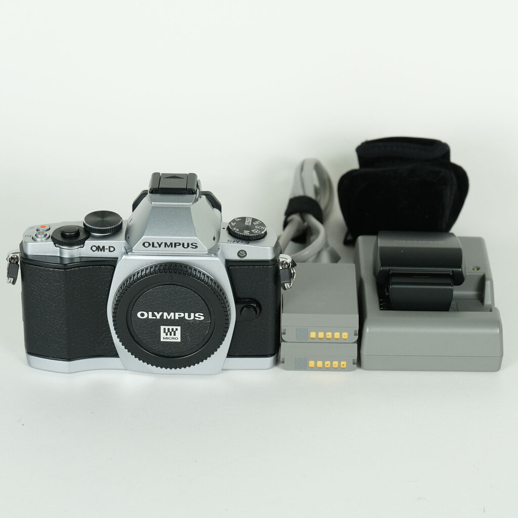 OLYMPUS OM-D E-M5 ボディ シルバー OLYMPUS OM-D E-M5 ボディ シルバー