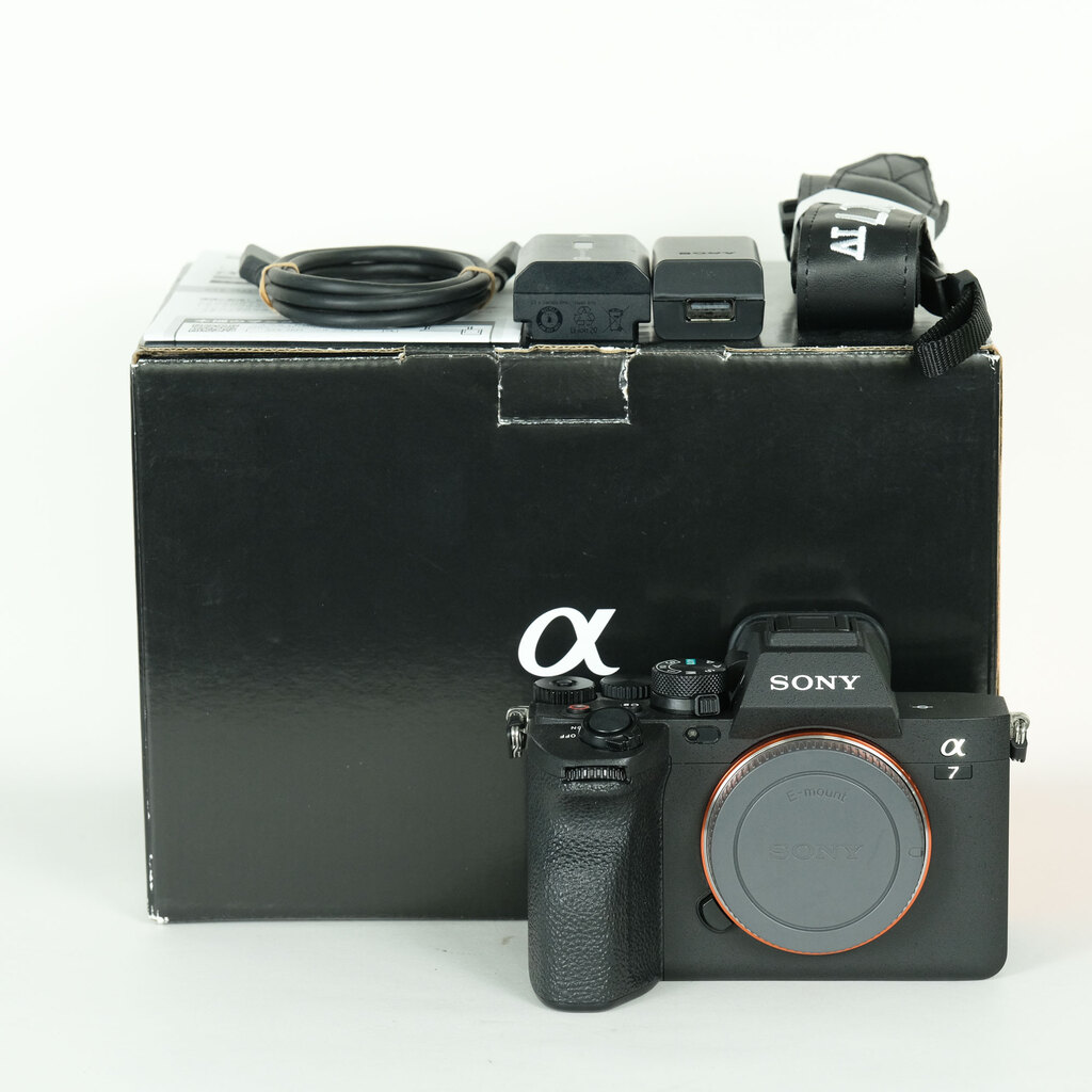 中古　α7 IV　ILCE-7M4　シャッター回数、約3,300枚 SONY α7 IV（ILCE-7M4）の出品 | ONE SCENE（ワンシーン）