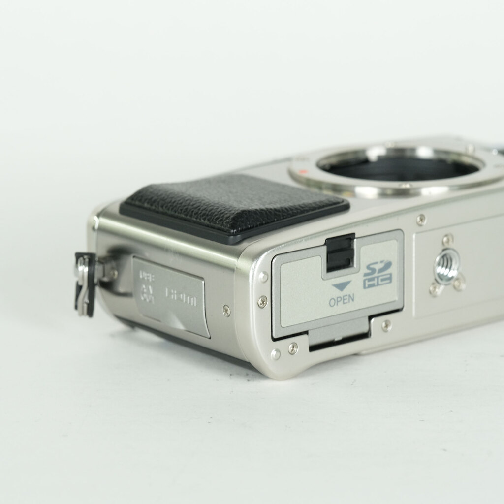 OLYMPUS PEN E-P1 ボディ シルバーの出品 | ONE SCENE（ワンシーン）