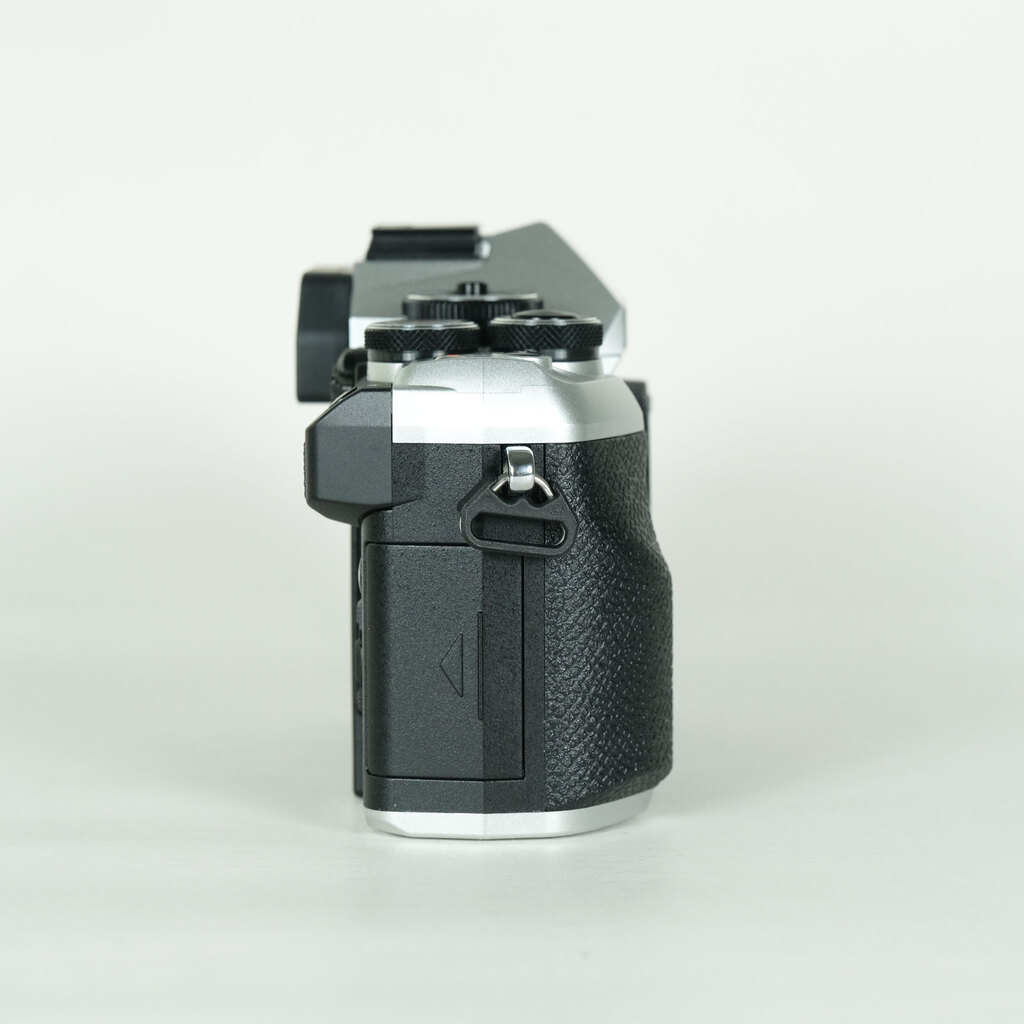 OM SYSTEM OM-5 Mark II ボディ シルバーの出品 | ONE SCENE（ワンシーン）