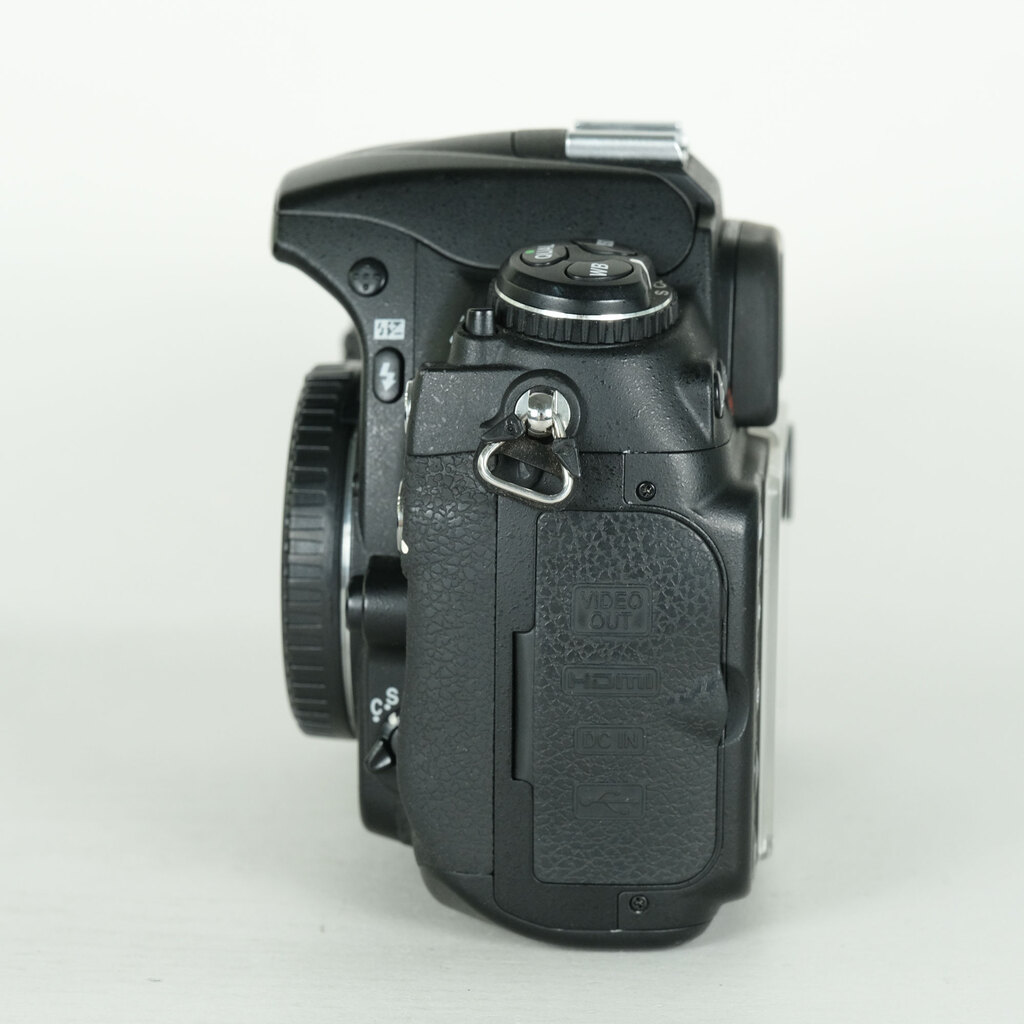 Nikon D300 �{�f�B