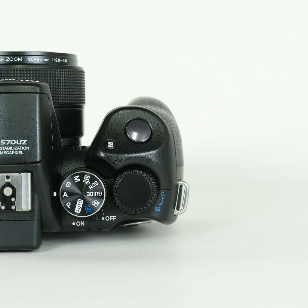 OLYMPUS CAMEDIA SP-570UZ