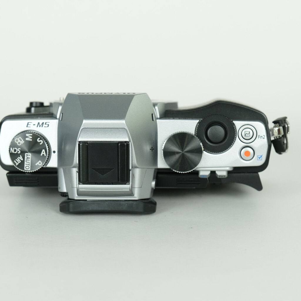 OLYMPUS OM-D E-M5 ボディ シルバー OLYMPUS OM-D E-M5 ボディ シルバー
