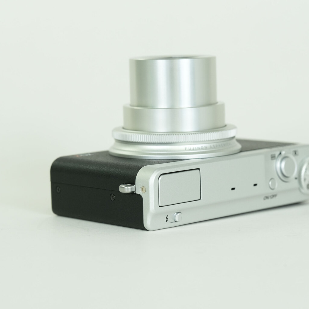 FUJIFILM XQ2 シルバー