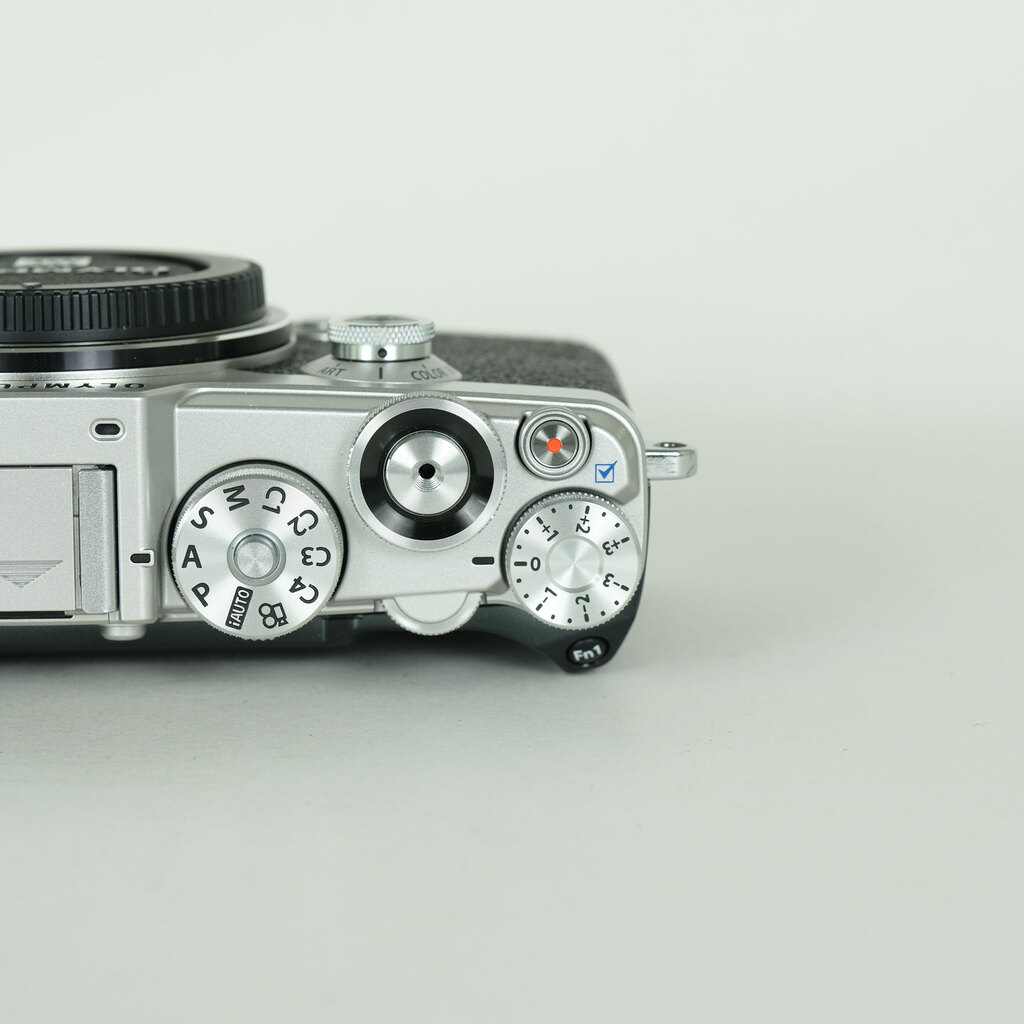 OLYMPUS PEN-F