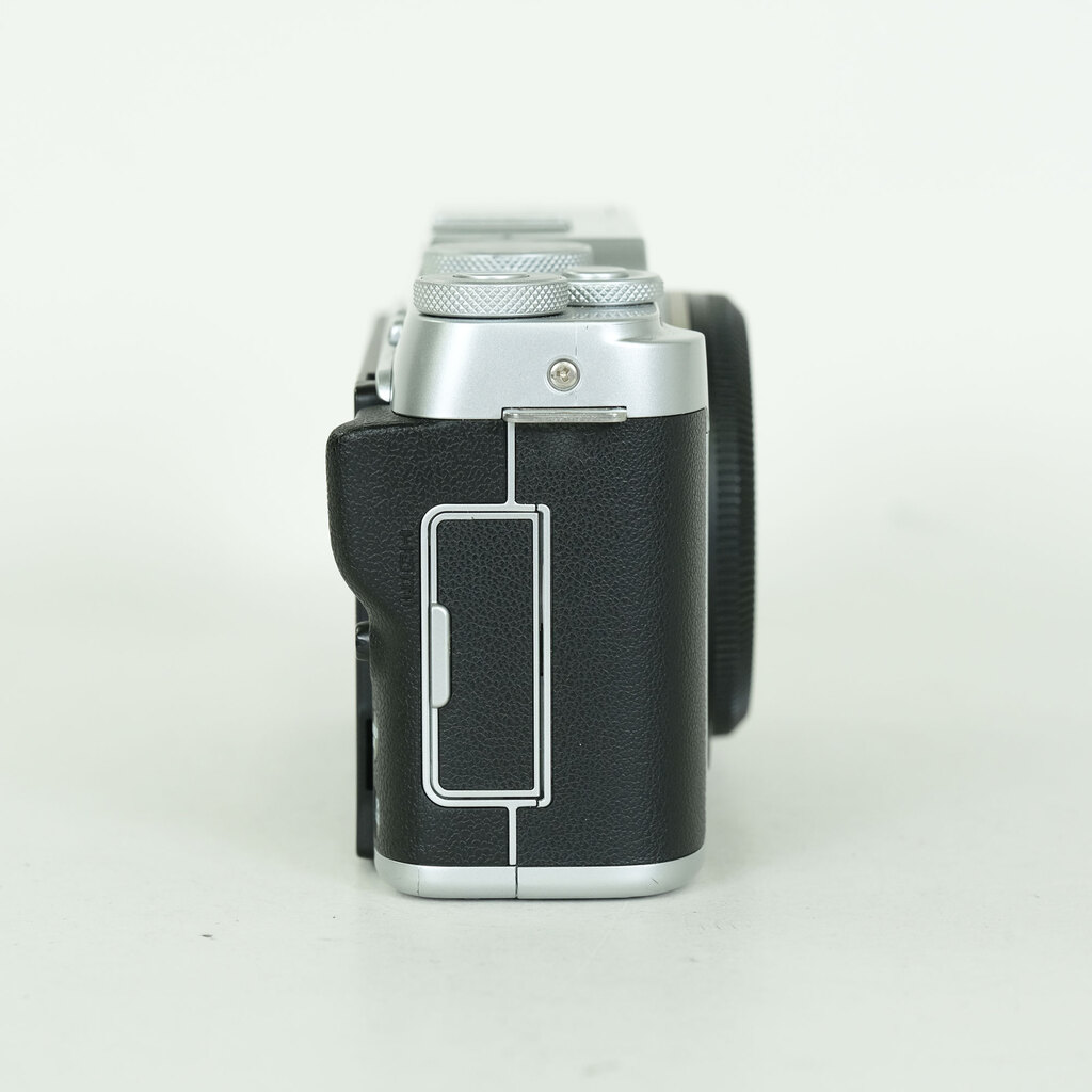 FUJIFILM X-A7 ボディ シルバー