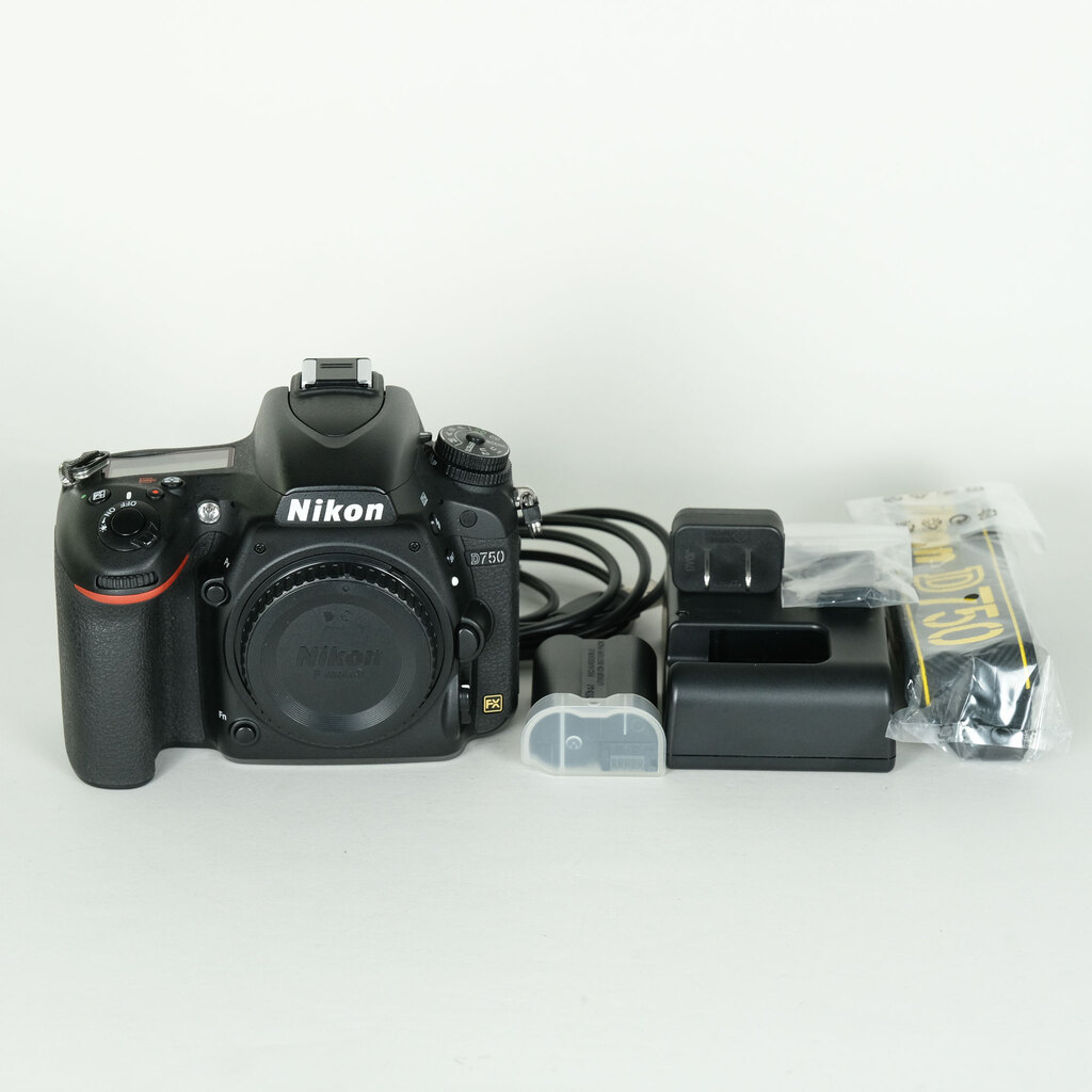 Nikon D750 [�{�f�B]
