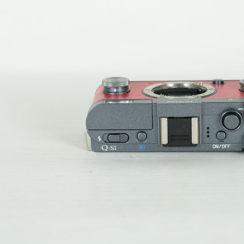 PENTAX Q-S1 ボディ ガンメタル×カーマインレッドの出品 | ONE SCENE