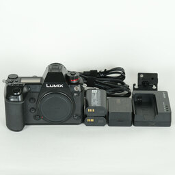 Panasonic LUMIX DC-S1 Panasonic LUMIX DC-S1