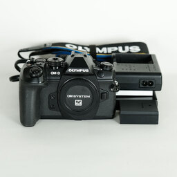 OLYMPUS OM-D E-M1 Mark II